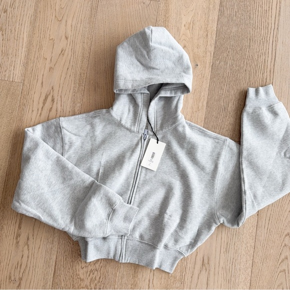 Aritzia Tops - NWT 129052 Aritzia perfect crop heather chrome S